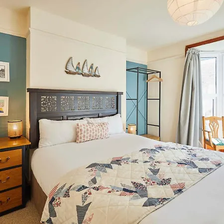 Host & - Gray Street * ويتبي