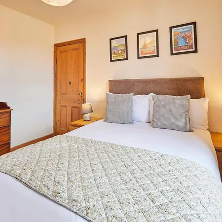 Host & - Gray Street * ويتبي