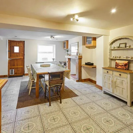 Host & - Gray Street * ويتبي