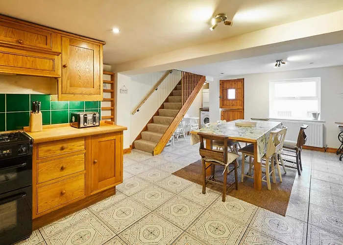 Host & - Gray Street