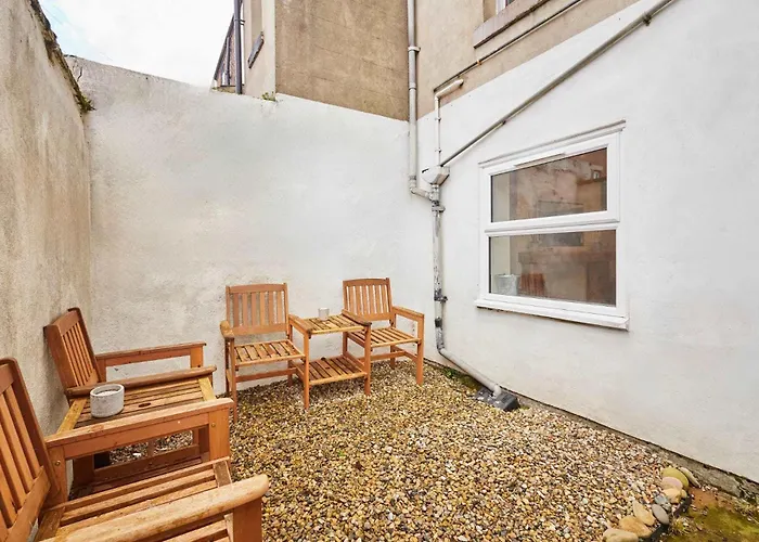 Host & - Gray Street *