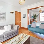 بيت للعطل Host & - Gray Street ويتبي